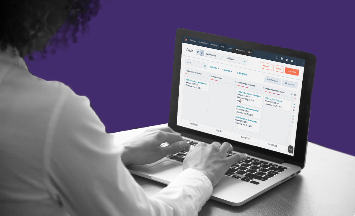 notebook aberto com a tela do sales hub em uso